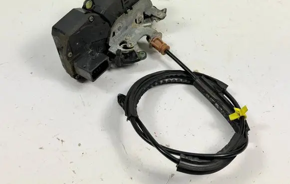 Cadillac Escalade Front door lock 25891520