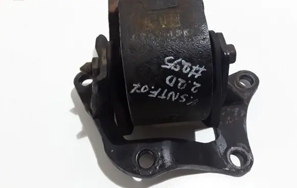Hyundai Santa Fe Engine mount bracket 07052135