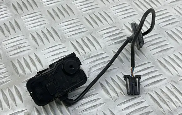 Volkswagen Golf VII Fuel tank cap lock 5C6810773H