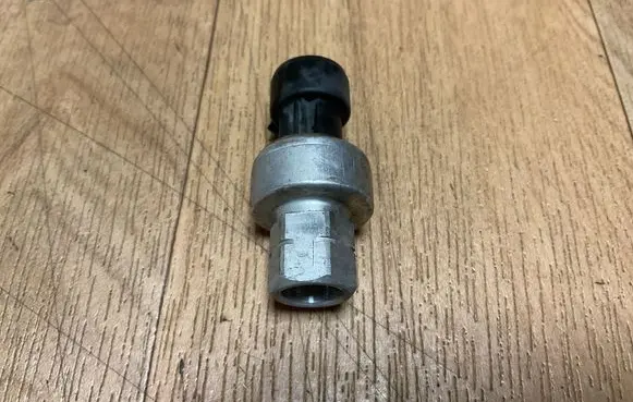 Opel Insignia A Air conditioning (A/C) pressure sensor 22678731 9127C022M