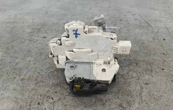 Audi A6 S6 C6 4F Rear door lock 4F0839016