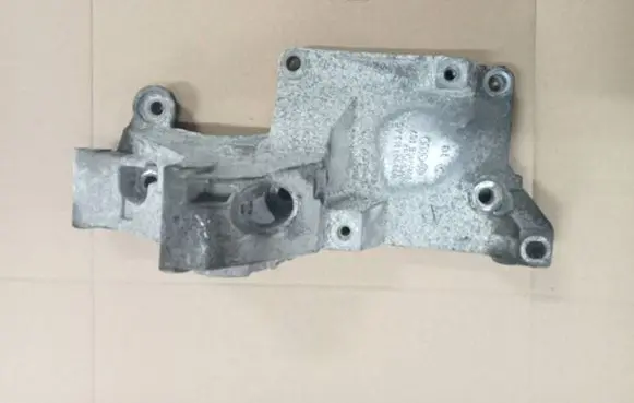 Volkswagen PASSAT B6 Generator/alternator bracket 038903143AG AIGI9CD3