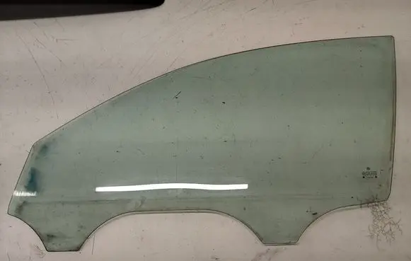 Volkswagen PASSAT B5 Front door window glass four-door 43R00082