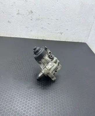 Volkswagen Golf VII Fuel injection high pressure pump 04L130755E 0445010538