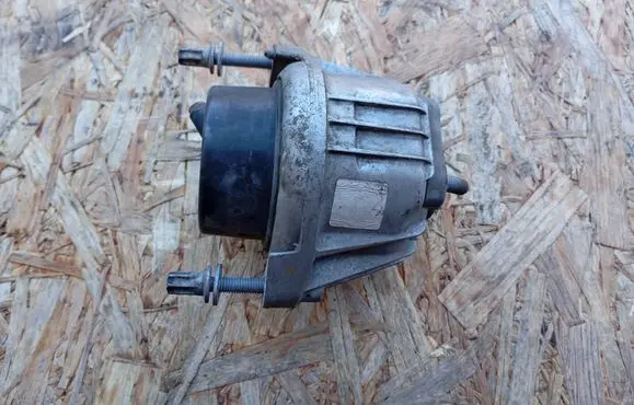 BMW 1 E81 E87 Engine mount bracket 13981112 139811