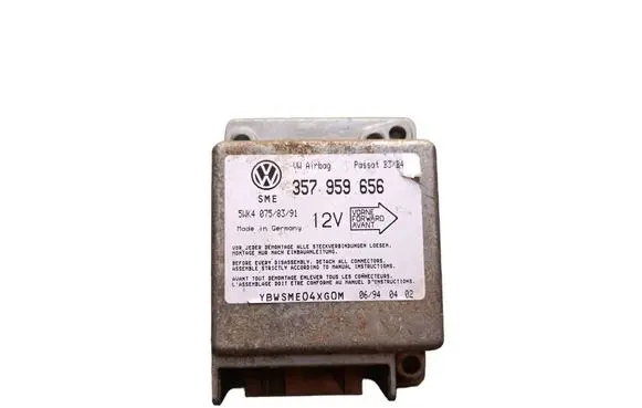 Volkswagen PASSAT B4 Airbag control unit/module 357959656 5WK4075839