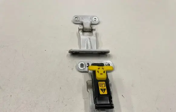 Ford Transit Courier Tailgate/trunk/boot hinge