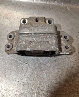 Volkswagen PASSAT B7 Engine mount bracket 3C0199555