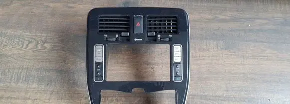 Nissan Leaf I (ZE0) Dash center air vent grill 687503NAOA E9135211100