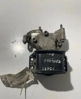 Peugeot 3008 I Engine mount bracket 96820267808