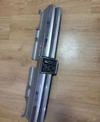Peugeot 605 Front bumper upper radiator grill