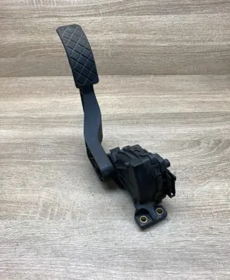 Accelerator throttle pedal