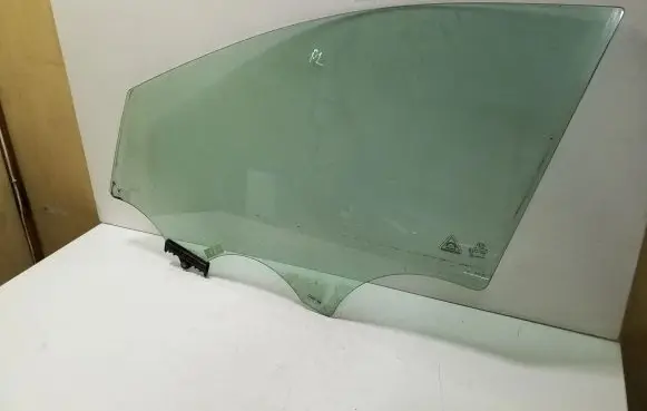KIA Sportage Front door window glass four-door