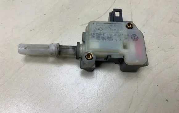 Volkswagen PASSAT B5.5 Central locking motor 3B0959781D 3B5827061D