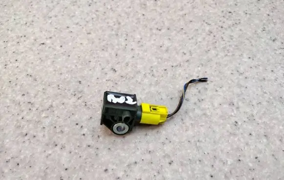 Mercedes-Benz E A207 Airbag deployment crash/impact sensor A1729056000