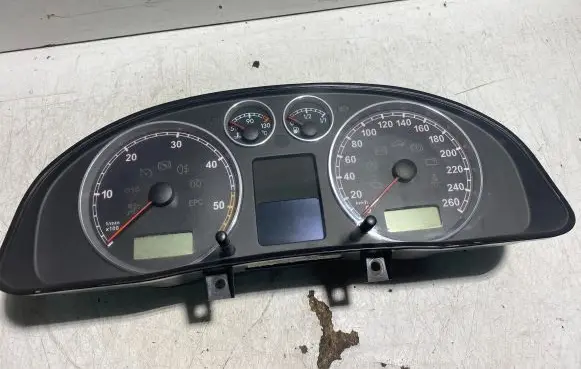 Volkswagen PASSAT B5.5 Speedometer (instrument cluster) 3B0920926A VWZ7Z0A4077192