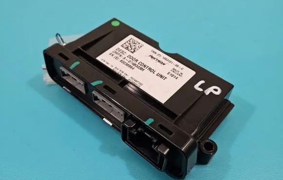 Tesla Model S Central body control module 1003101-00-C IMPRK1412381