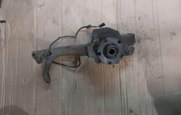 Front wheel hub spindle knuckle