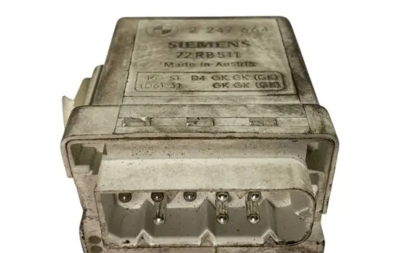 BMW 3 E46 Glow plug pre-heat relay 2247664