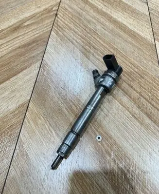 Mercedes-Benz Vito Viano W638 Fuel injector a6130700587
