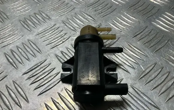 Mercedes-Benz C W204 Vacuum valve A0091533128 70078208 11T339
