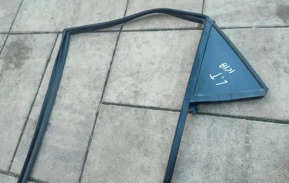 KIA Stonic Front vent window/glass (coupe) 