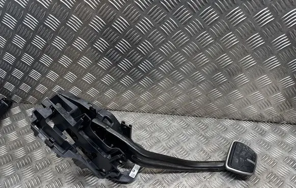 BMW X6 G06 Brake pedal 687427906