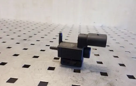 Volkswagen Touran I Vacuum valve 037906283C