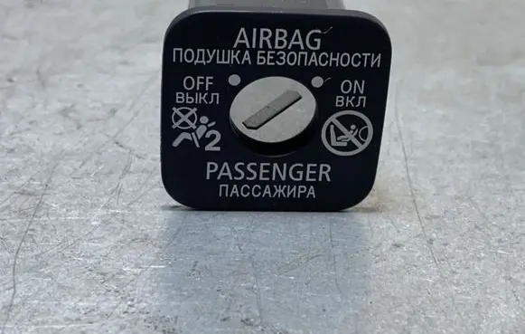 Mitsubishi Outlander Passenger airbag on/off switch 2020T96