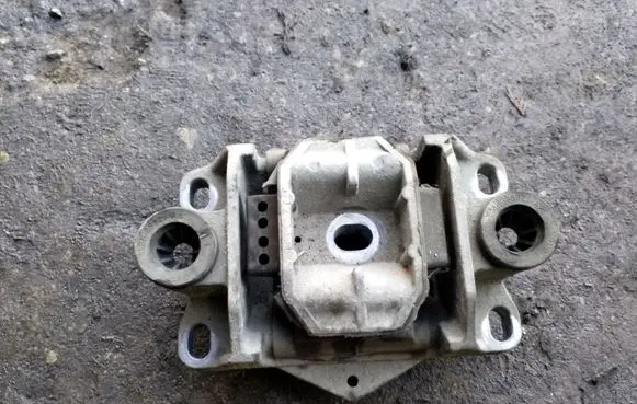 Ford Mondeo Mk III Engine mount bracket