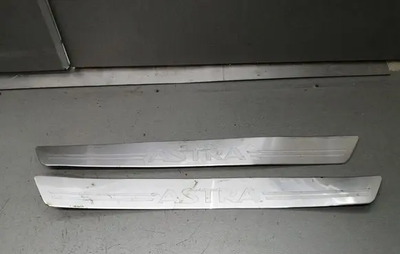 Opel Astra H Front sill trim cover 13243521