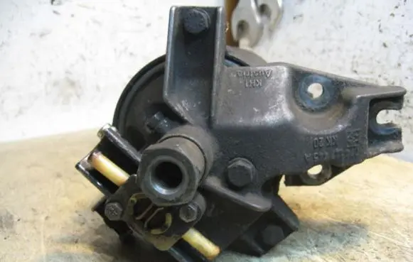 Volvo S70 V70 V70 XC Fuel filter bracket/mount holder 074127445A