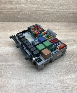 Opel Vectra B Fuse module 90504534