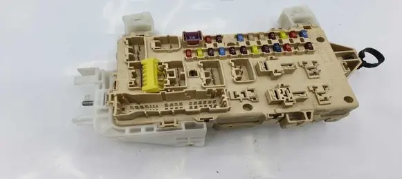 Toyota Corolla Verso AR10 Fuse module 892210F010