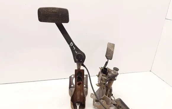 Nissan Titan Pedal assembly 180027S120 047NG4027 G4G21A