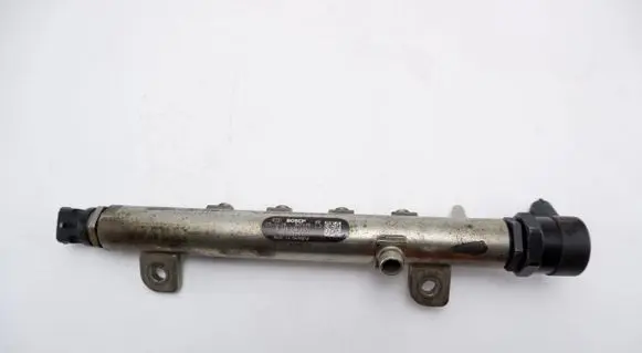 Saab 9-5 Fuel injector supply line/pipe 