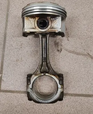 Subaru Legacy Piston with connecting rod