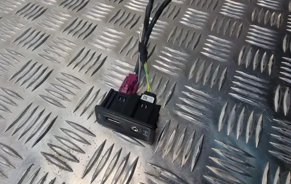 Volkswagen PASSAT B8 USB socket connector 5G0035222F