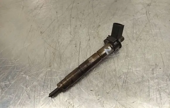 BMW 1 E81 E87 Fuel injector 7797877-06