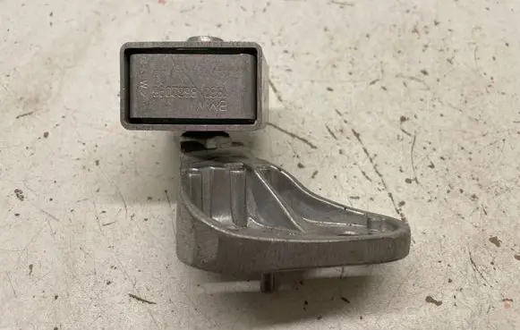 BMW X3 G01 Muffler mount bracket/holder 8632096 16009210