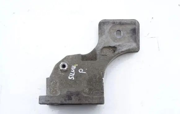 Land Rover Discovery 3 - LR3 Engine mounting bracket