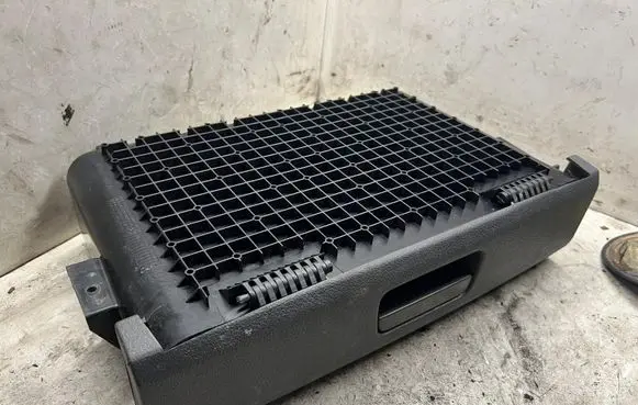 Volkswagen Touran I Glove box 1T0881580