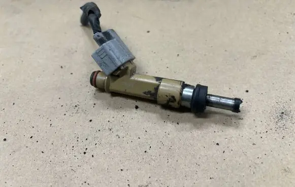 Toyota Prius (XW30) Fuel injector 2325037010
