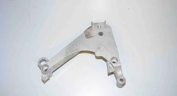 Engine mounting bracket