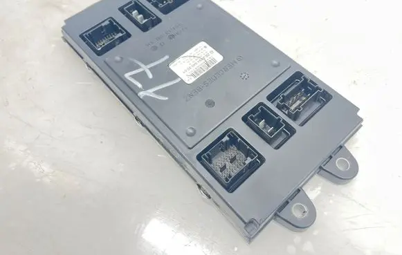 Mercedes-Benz R W251 Central body control module A1645402501 A1645452316 A1644423200