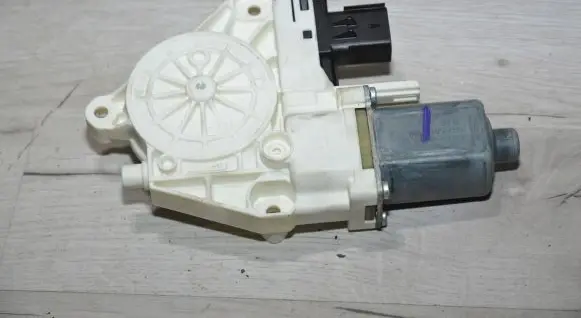 Fiat Freemont Front door window regulator motor 0130822473
