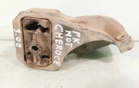 Jeep Grand Cherokee (WK) Engine mount bracket