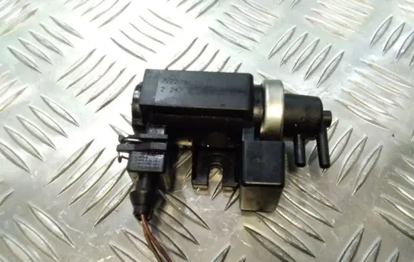 BMW 5 E39 Turbo solenoid valve 72279600 2247906