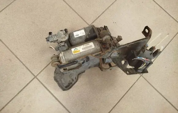 Mercedes-Benz R W251 Air suspension compressor/pump P2594