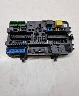 Opel Zafira B Fuse module 13222173